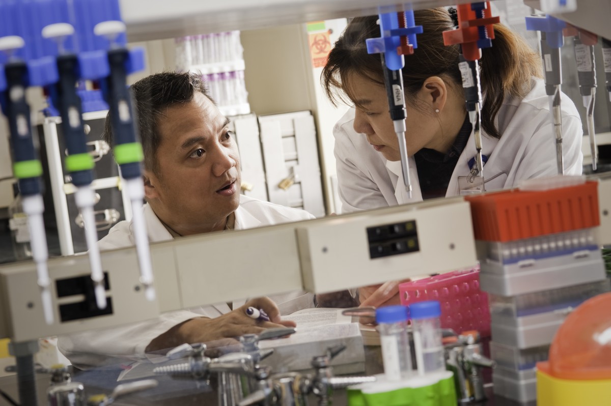 Dr. Leorey Saligan talking with a member of his lab