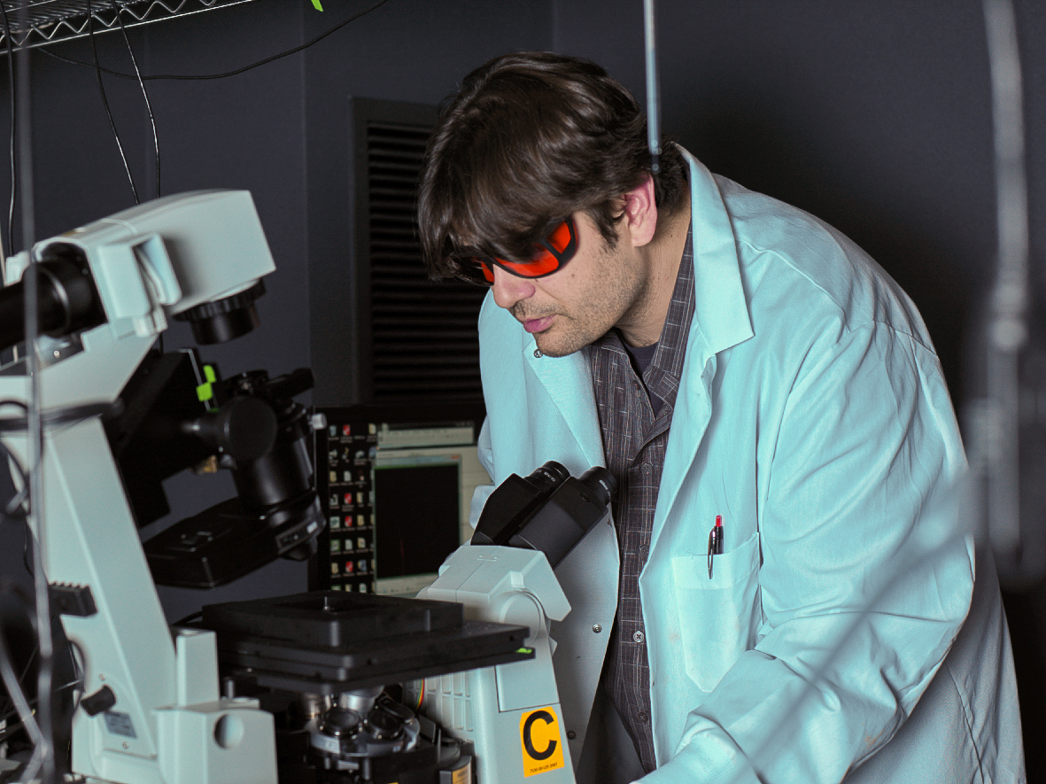 Staff Scientist Jeff Spector sets-up a single-molecule fluorescence experiment to view individual motors moving on microtubules.