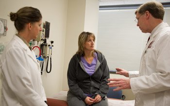 Jean, a patient with von Hippel-Lindau syndrome, discusses the progress of her treatment with research nurse Geri Hawks and Dr. Linehan.